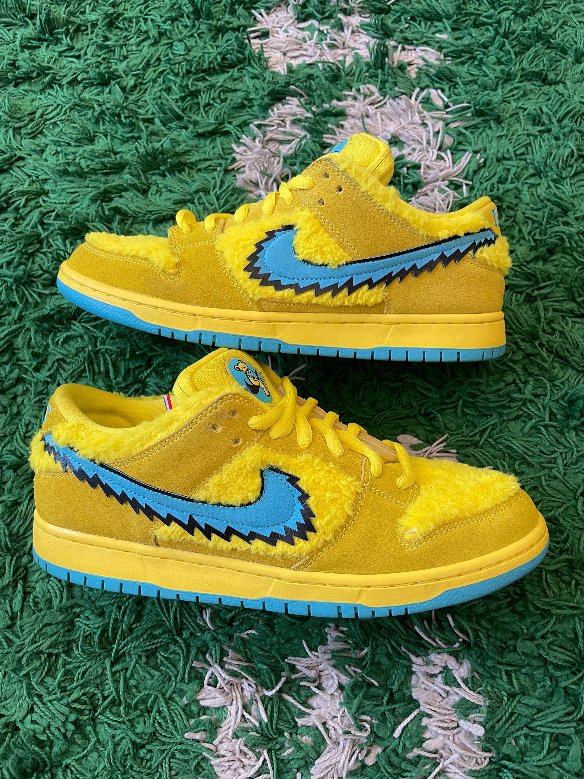 the Grateful Dead x nike sb dunk low yellow bear size 10.5 (new)