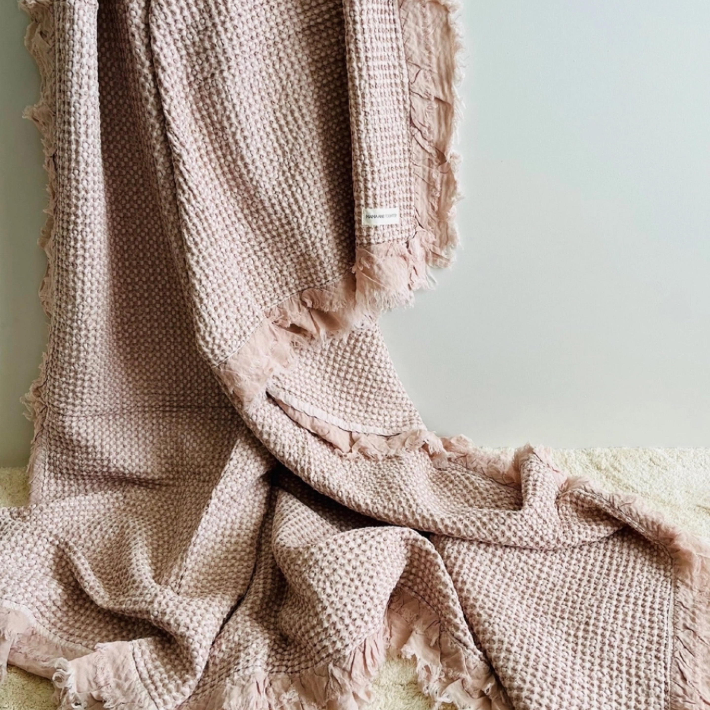 M&T throw pink