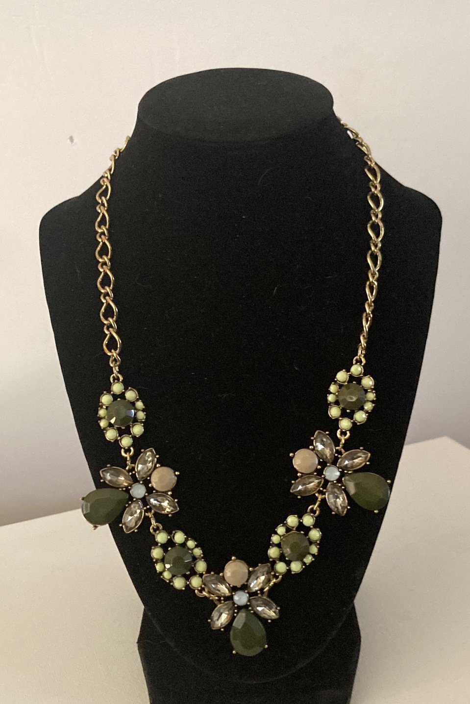 Green Flower Necklace Light green beige stones.