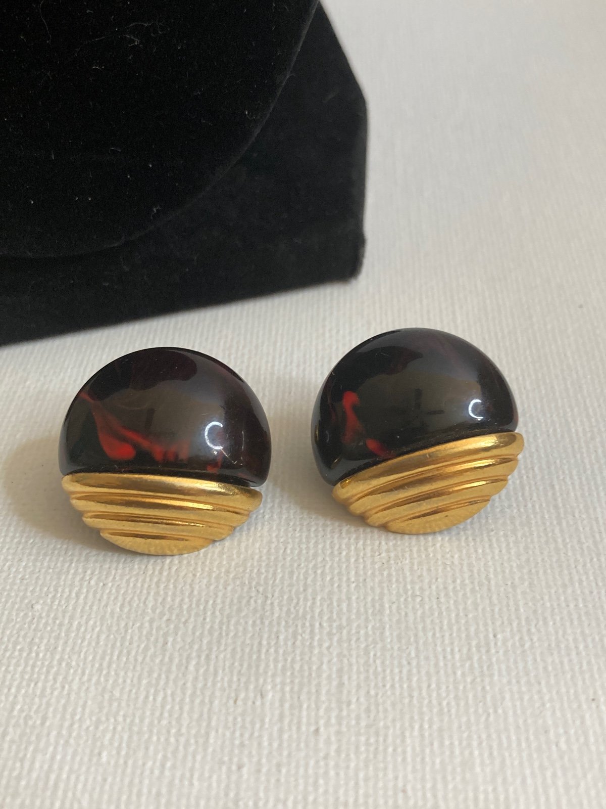 Retro Design Mottled Black & Red Disc clip earrings