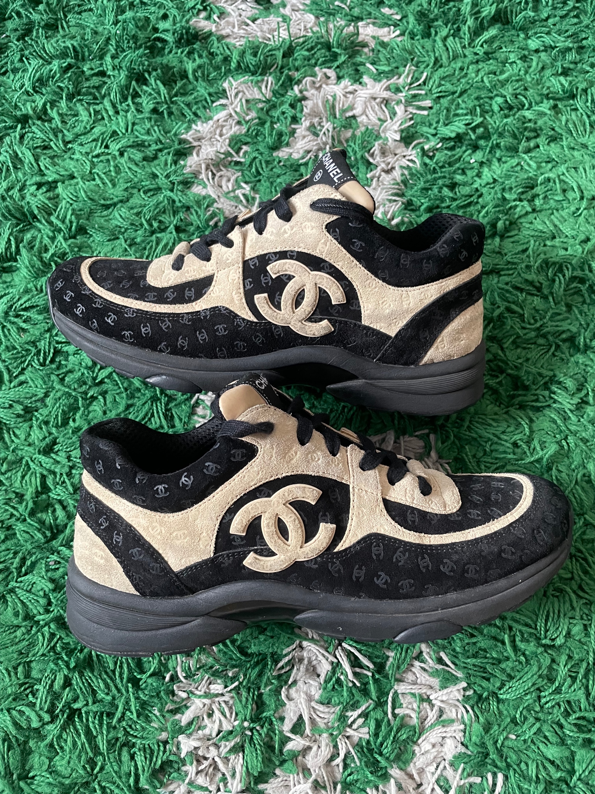 Chanel 22A black and beige suede cc logo size 40.5 (used)
