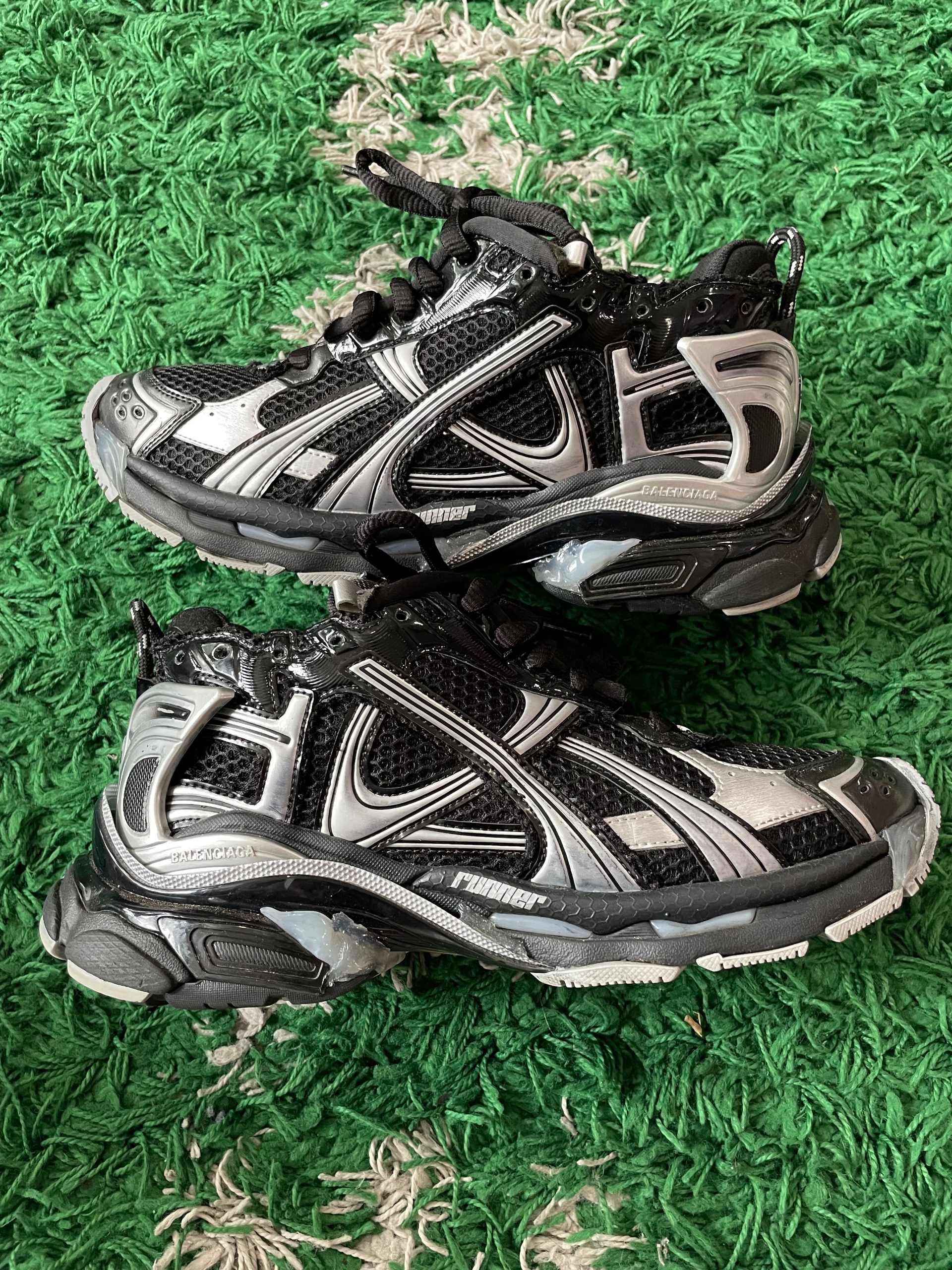 balenciaga runner black and silver size 41 (used)