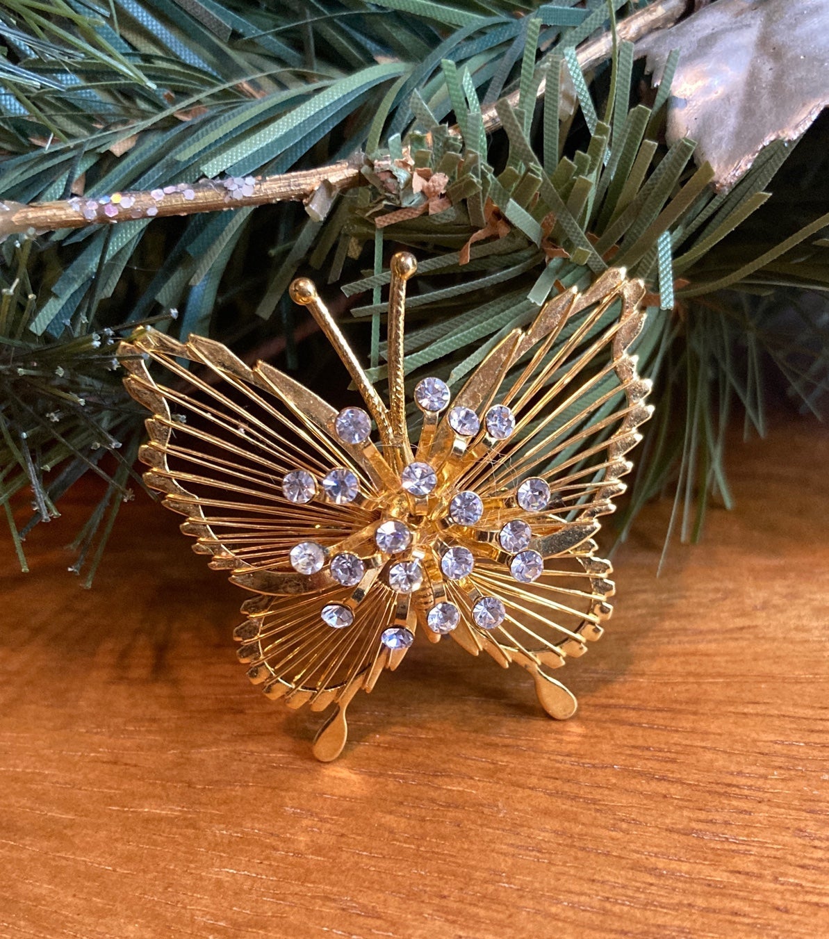 VINTAGE MONET BUTTERFLY RHINESTONE FILIGREE GOLD TONE BROOCH
