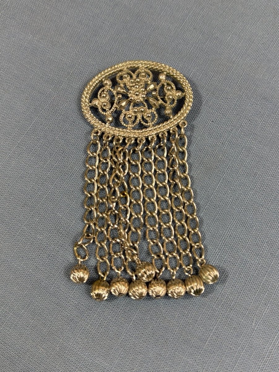 Vintage 1969 Sarah Coventry "Fashion in Motion" silver-tone oval filigree