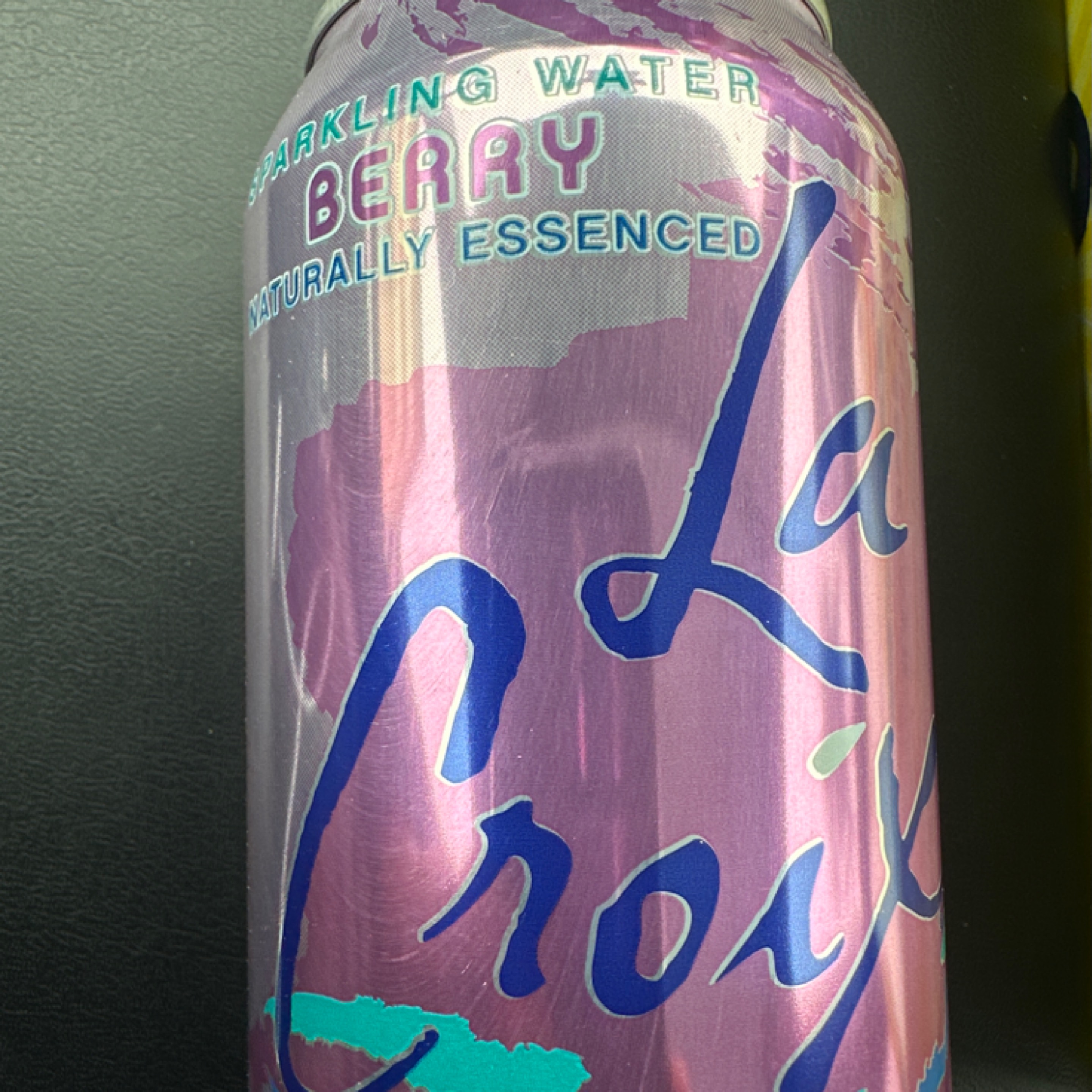 La croix berry sparkling water