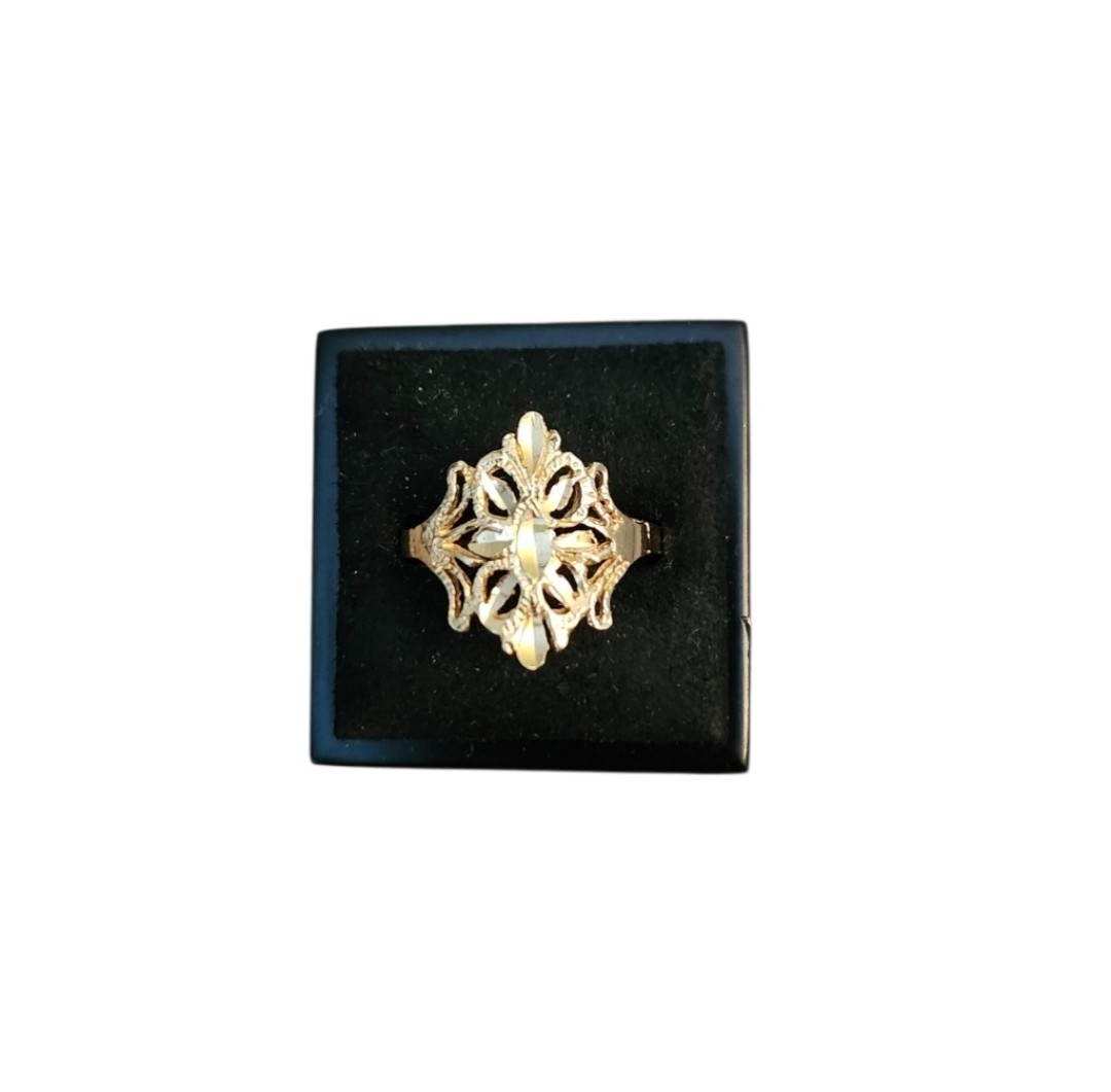 Size 8.5 Gold Toned Ornate Ring