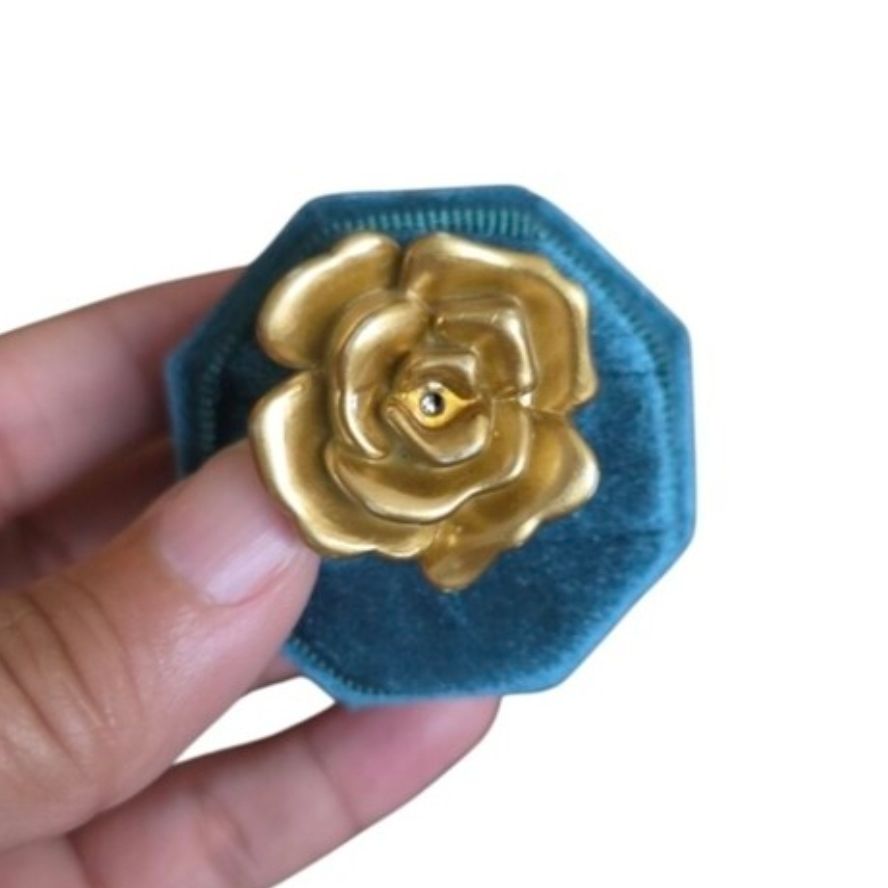Vintage Size 7.5 Gold Toned Plastic Rose Statement Ring