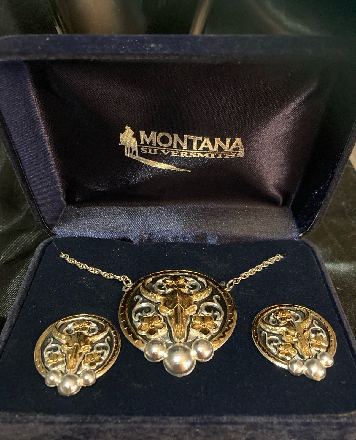 Montana Silversmiths Steer head flower silver gold tone necklace earrings set